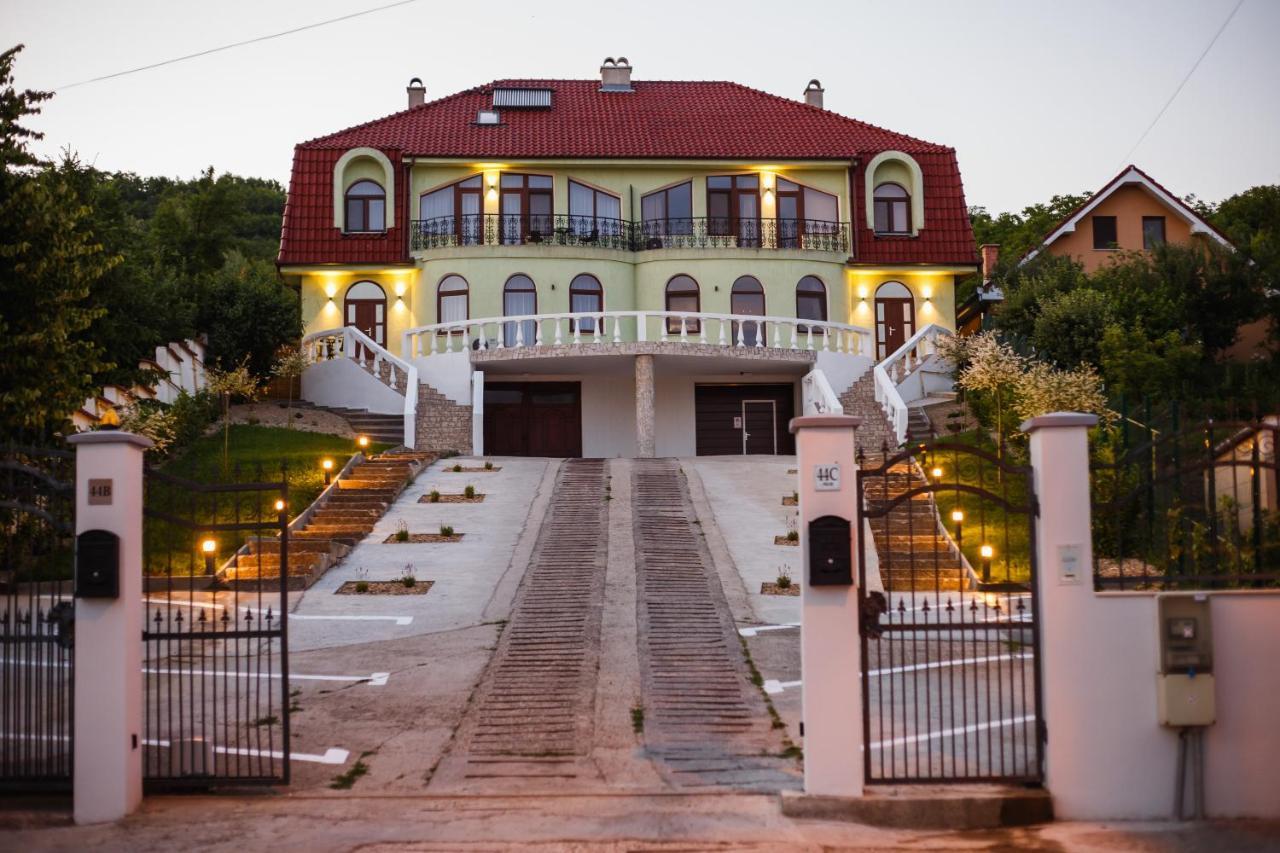 Rya Residence Орадя Екстер'єр фото